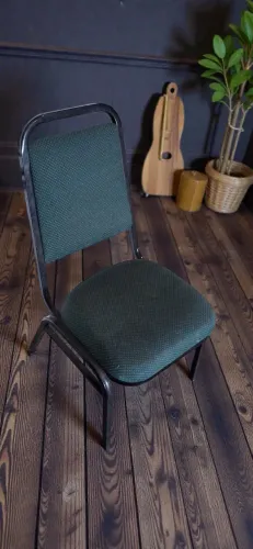 Cadeira de ferro, verde, estofada.