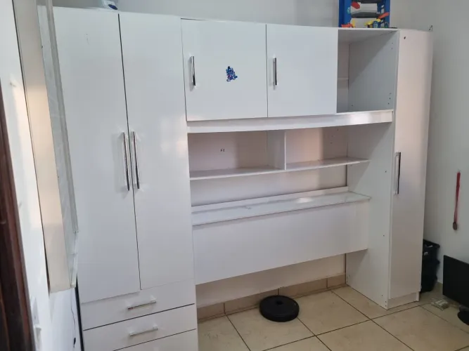 Guarda roupa solteiro com baú e espaço para cama  de casal