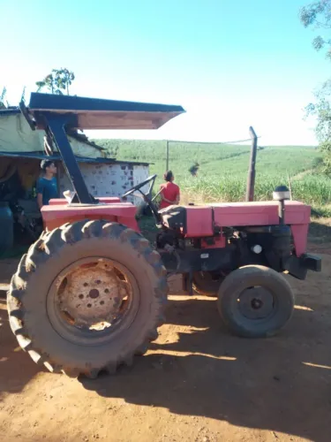 Trator Agrale com grade