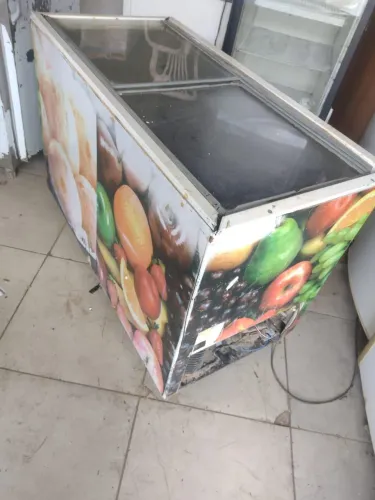 Freezer Metalfrio dupla ação 430L funcionando 