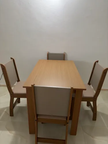 Mesa quadrada com cadeiras(seminova)