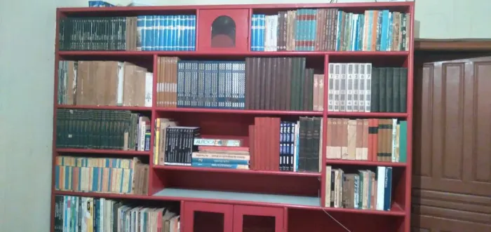 Estante de livros de madeira maciça