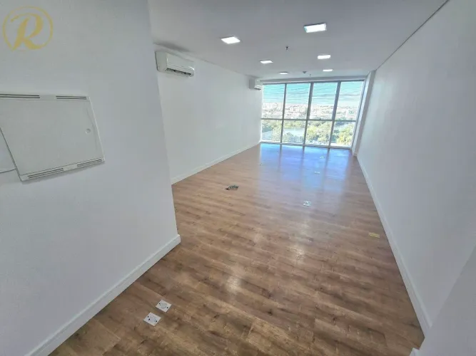 Sala Comercial com vista para o lago no Palhano Business Center