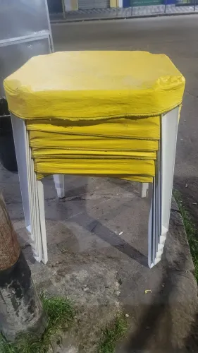 6 mesas e 16 cadeiras 