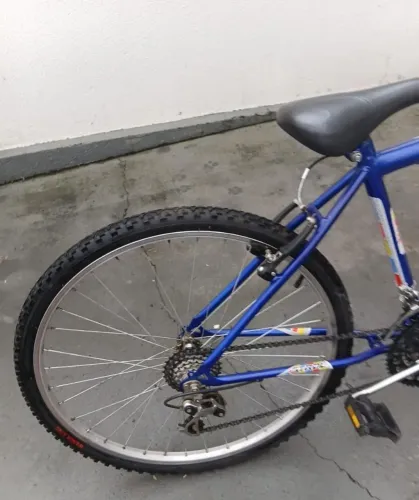 Vende-se bicicleta adulto aro 26. 18 marchas