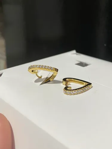 Novo: Brinco argola de coração cravejado