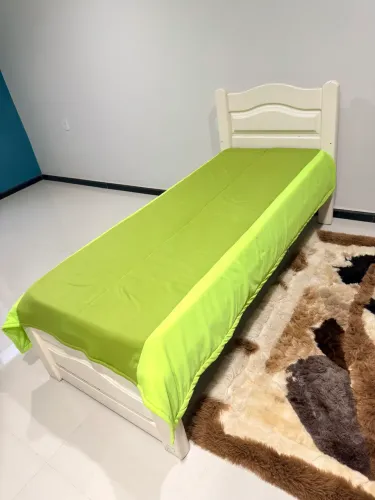 Cama de solteiro em madeira maciça sem colchão 