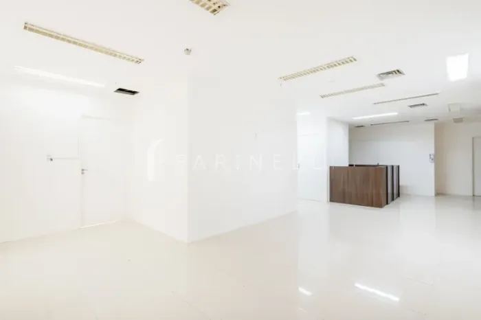 Sala comercial com amplos espaços em prédio moderno com segurança 24 horas.