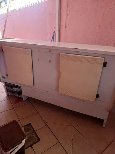 Balcão expositor refrigerado uma estufar uma fritadeira uma chapa