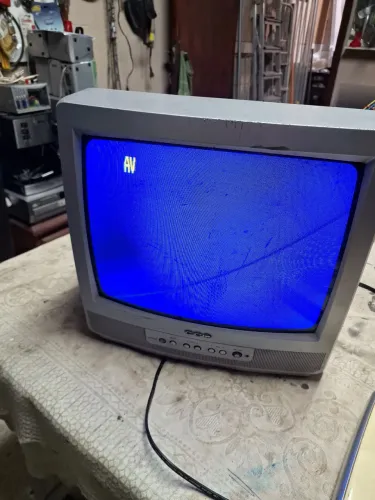 televisão de tubo 14 polegadas. esta com tela azul
