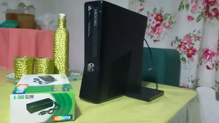 Xbox 360 slim + 2 HDs (interno e externo) com jogos + fonte e tomada (sem controle)