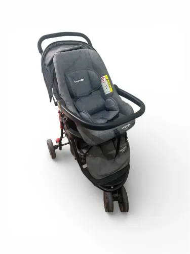 Carrinho com bebê conforto