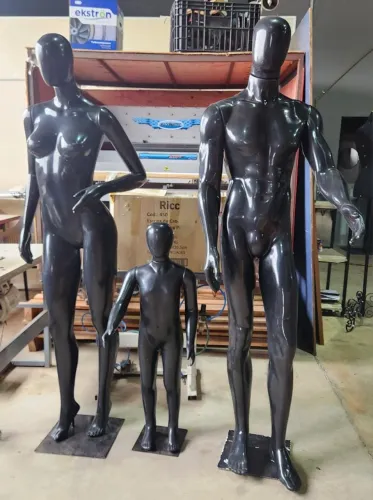 Manequins adultos e infantis na cor preta em ótimo estado