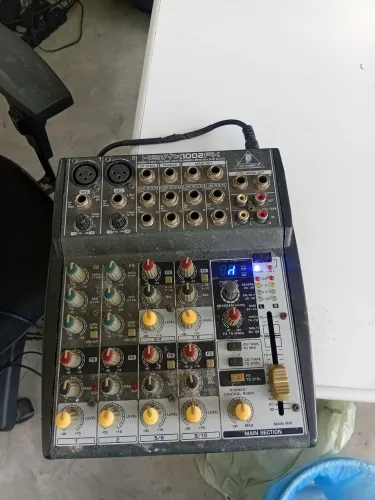 MESA DE SOM BERINGER COM EFEITO