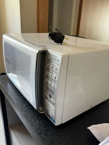 Vendo Microondas Semi Novo