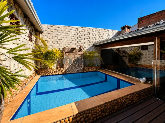 Casa 3 quartos (1 suíte), piscina e espaço gourmet, 3 vagas de garagem, 7min do Parque das