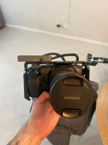 Blackmagic Pocket Cinema Camera 4K + Lente 16mm cine