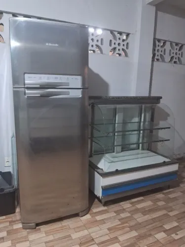 Geladeira Electrolux e balcão seco