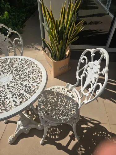 Maravilhoso conjunto de jardim confeccionado em ferro fundido, um conjunto belíssimo com u