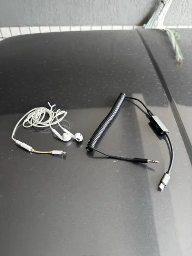 Fone de ouvido antigo Apple + acessório p/ carro