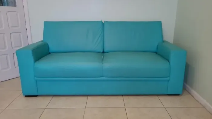 Sofá 3/4 Lugares + Par de Puffs com Rodinhas em Couro Sintético