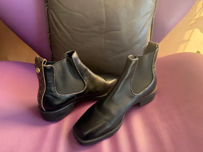 Botas Femininas em Couro Preto ? Jorge Bischoff (Tamanho 36)