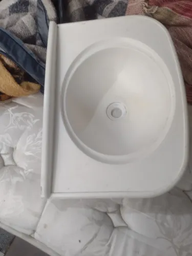 Duas pias lavatório branco e uma de granito 