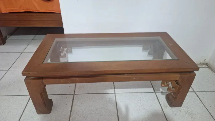 Mesa de centro em madeira e vidro