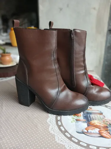 Bota marrom salto quadrado ?