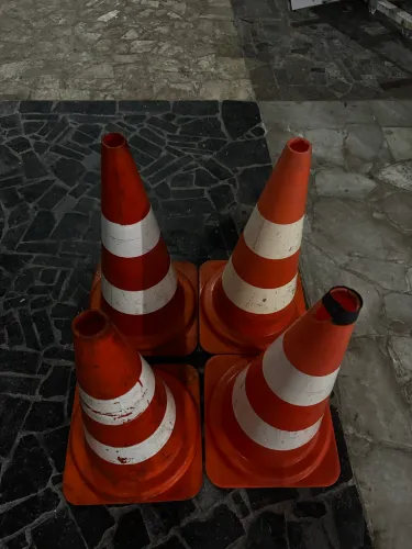 4 Cones de Sinalização Laranja e Branco