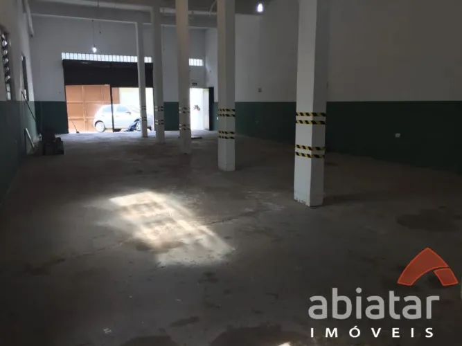 Aluga-se Salão Comercial na Rua Doutor Ezequiel Campos Dias 162 m²