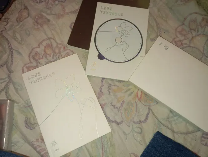 Vendo álbum do BTS antigo