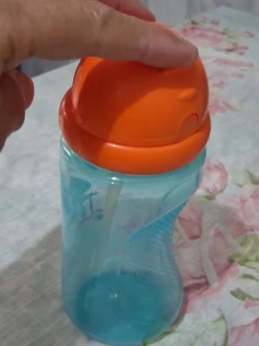 Pote infantil com canudo