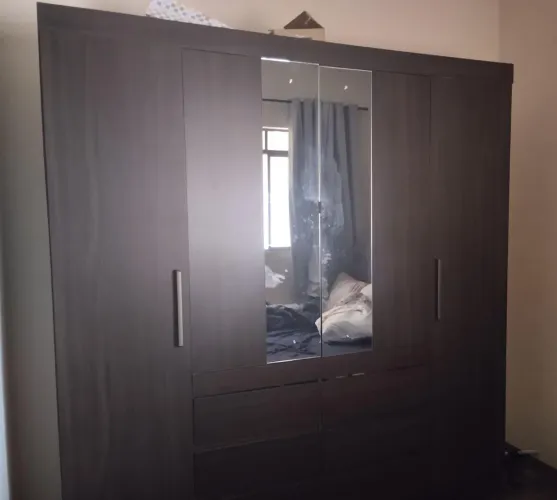 Guarda roupa semi novo