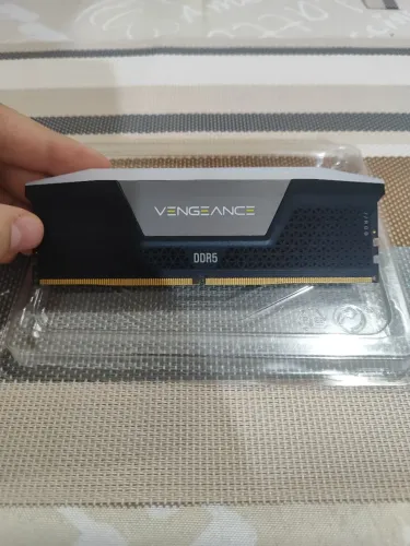 Memória RAM Corsair Vengeance RGB DDR5 16GB 6400Mhz