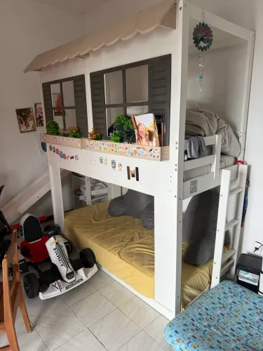 Cama infantil beliche com escorrega e escrivaninha