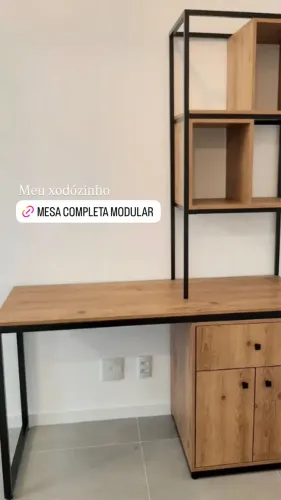 Mesa de escritório em mdf e aço
