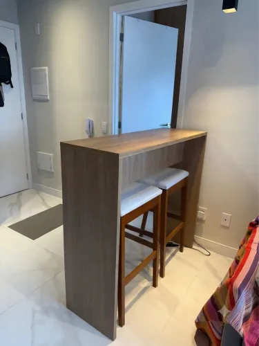 Mesa Baqueta Alta + 2 Banquetas - Conjunto Madeira