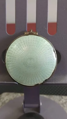 Porta-Pó Compacto em Metal com Decoração Guilloché