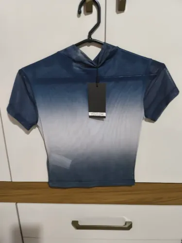 Blusa de tule esportivo-fino com detalhe de ilusão de ótica 
