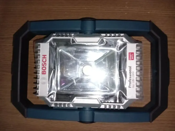 Vendo refletor Bosch Profissional GLi 18V-1900