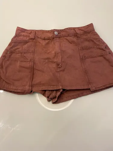 Short saia marrom estilo cargo