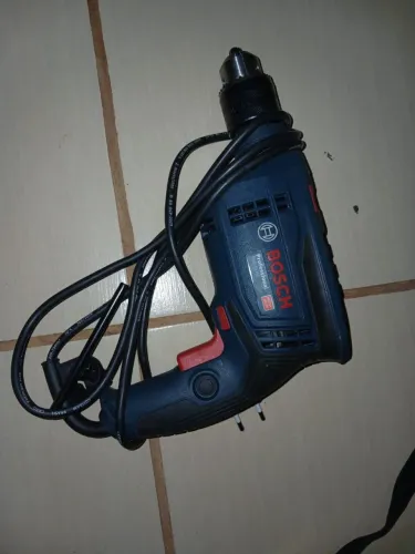 PARAFUSADEIRA BOSCH 700 W, 220 V COM KIT DE BROCAS.