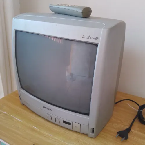 Tv de tubo 14 polegadas com controle. Funciona bem