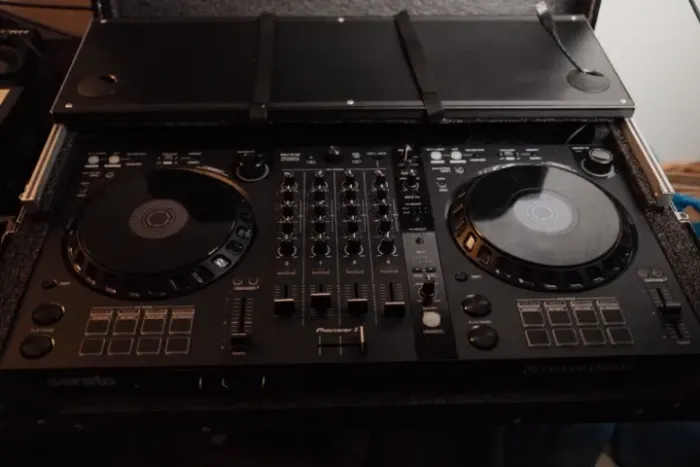 CONTROLADORA DDJ FLX6 com CASE MALETA
