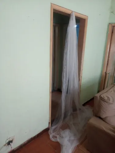 Véu de noiva longo de tule branco e borda branco