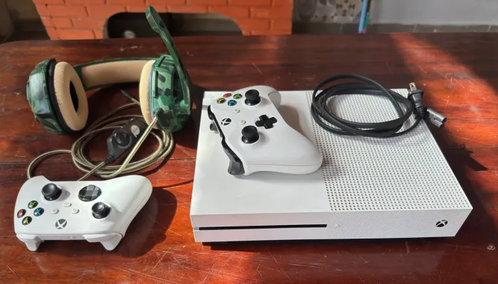 Xbox One S de 1 Tb (4K ultra HD) + combo (controles e fone)