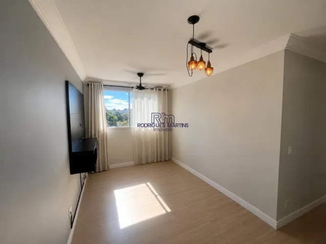 ALUGA-SE APARTAMENTO SEMI-MOBILIADO NO CAIÇARA.