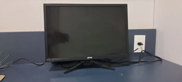 Vendo monitores funcionando, um é hdmi e o outro vga