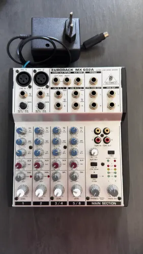 Mesa de som 6 canais Behringer MX602A 